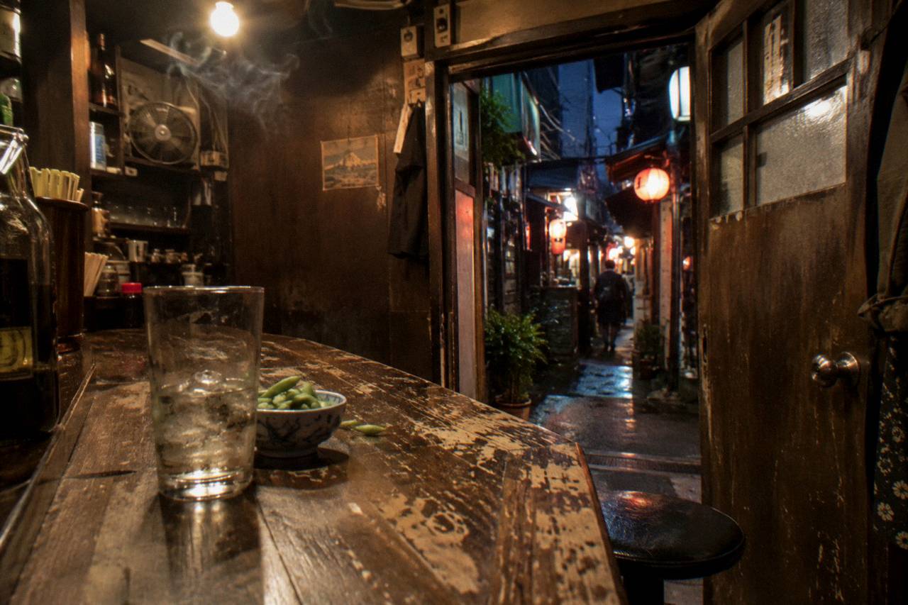 Tokyo Bar Hopping in Shinjuku: Free-flow, Full Dinner, Golden Gai