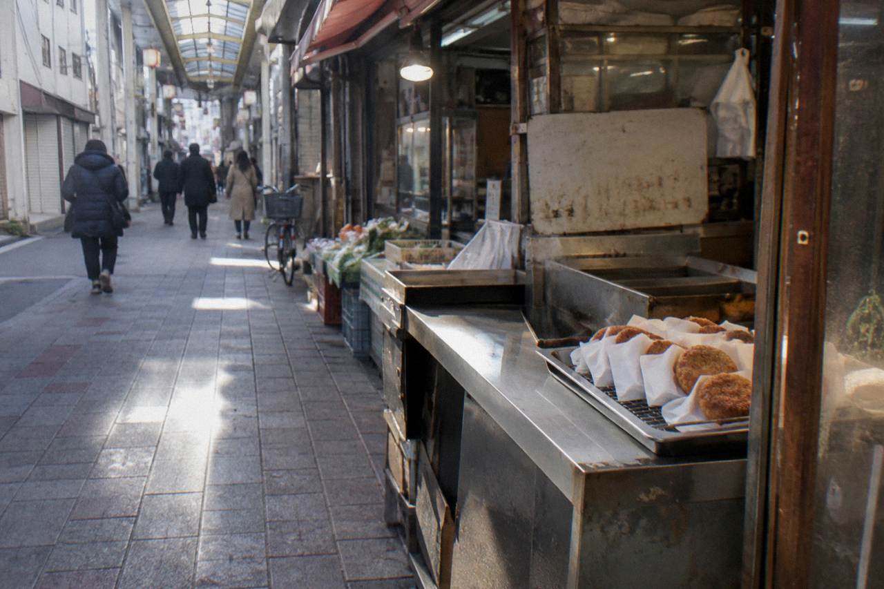 Tokyo: Local Street Food Tour (10+ Tastings at 7 Eateries)