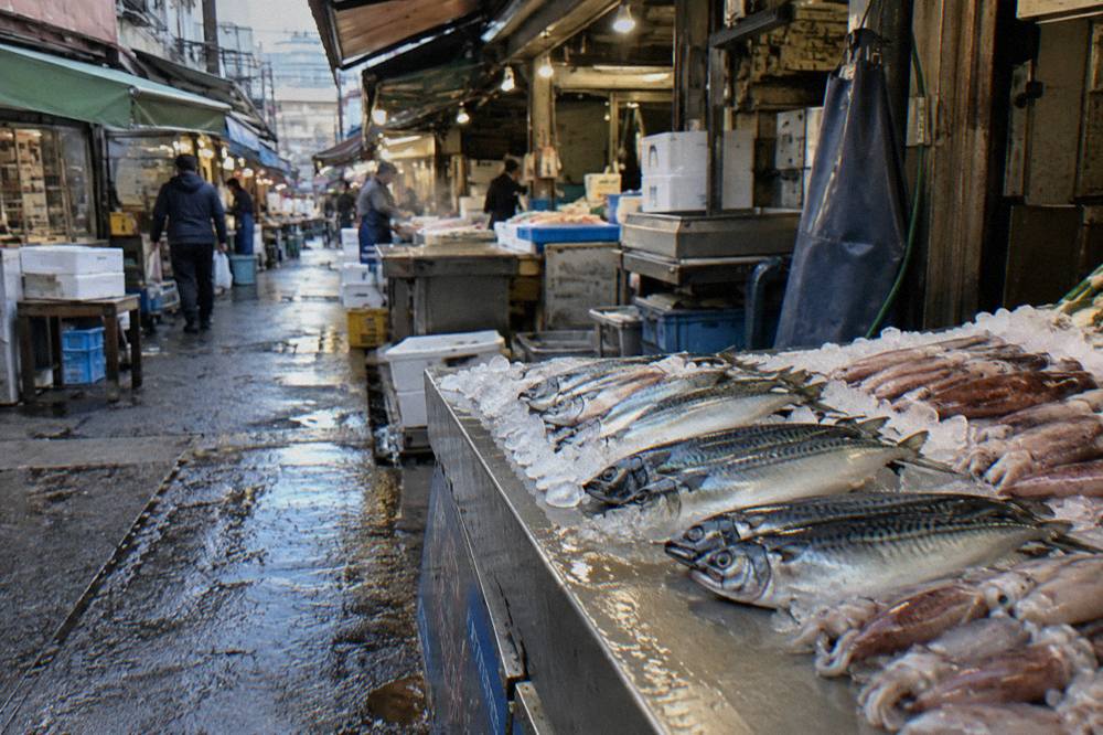 Fresh seafood displayed on crushed ice in an open-front market stall
